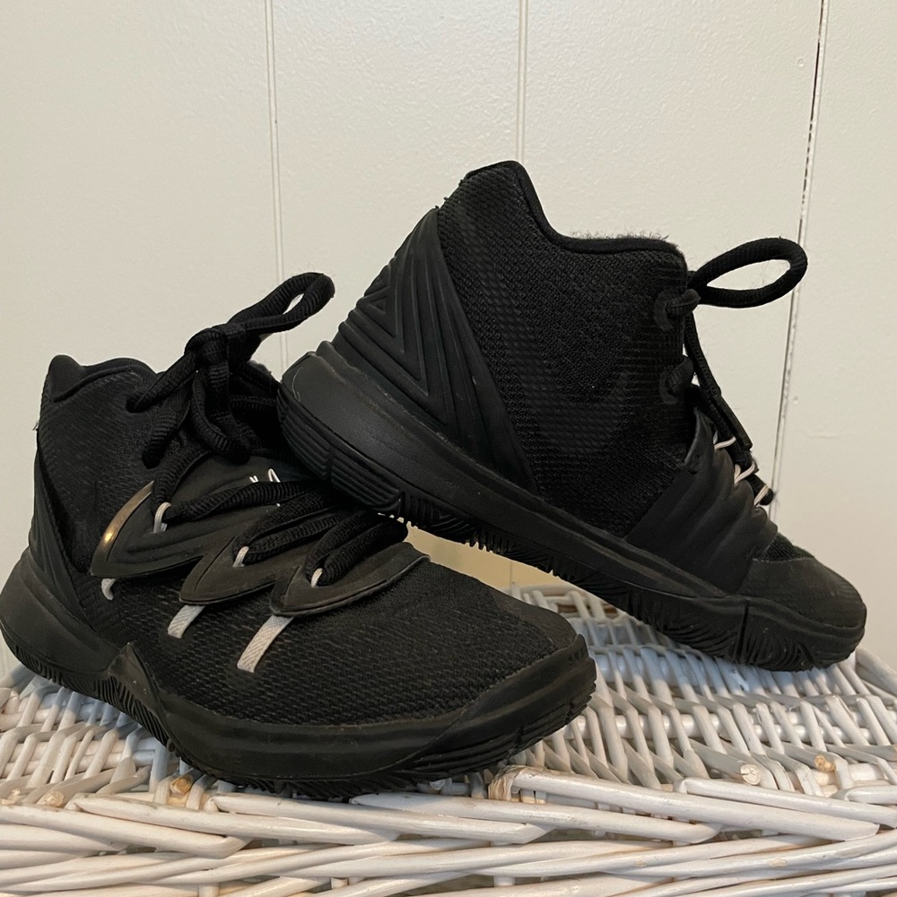 Black Nike Kyrie sz 1